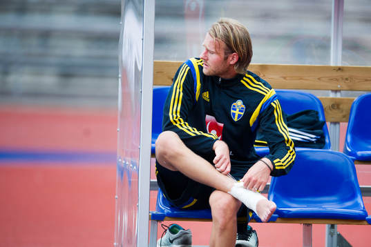Ola Toivonen tar hand om sin fot