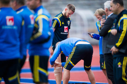 Alexander Milosevic får sitt knä lindat