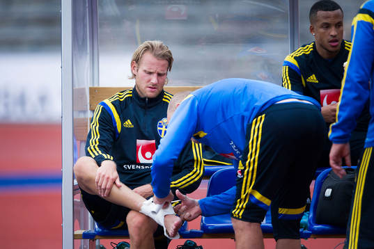 Ola Toivonen får hjälp med tejpen på sin fot