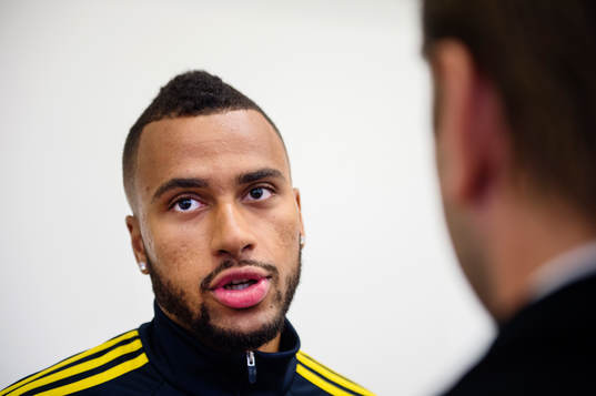 Isaac Kiese Thelin pratar med pressen