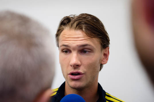 Albin Ekdal pratar med pressen
