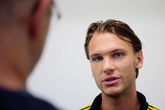 Albin Ekdal pratar med pressen