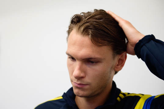 Albin Ekdal pratar med pressen