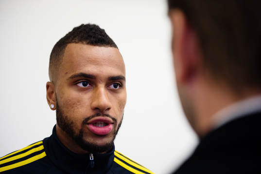 Isaac Kiese Thelin pratar med pressen