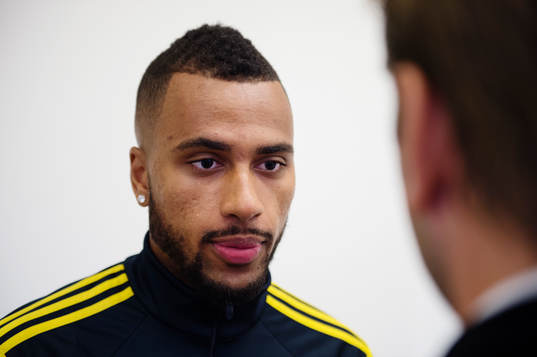 Isaac Kiese Thelin pratar med pressen