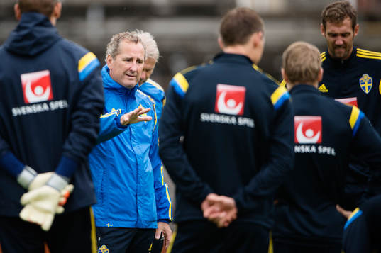 Förbundskapten Erik Hamrén instruerar