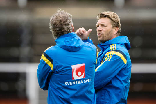 Marcus Allbäck diskuterar med förbundskapten Erik Hamrén