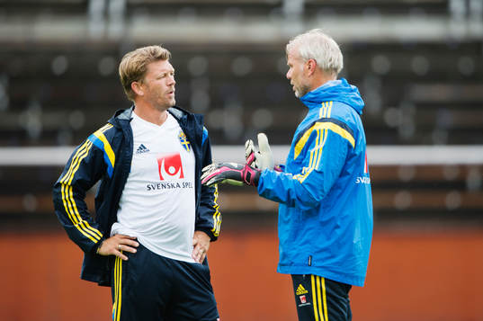 Marcus Allbäck i konversation med målvaktstränare Lars