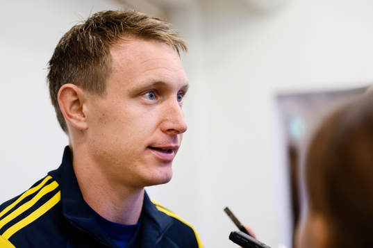 Kim Källström pratar med media