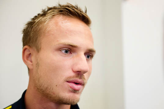 Pierre Bengtsson pratar med media