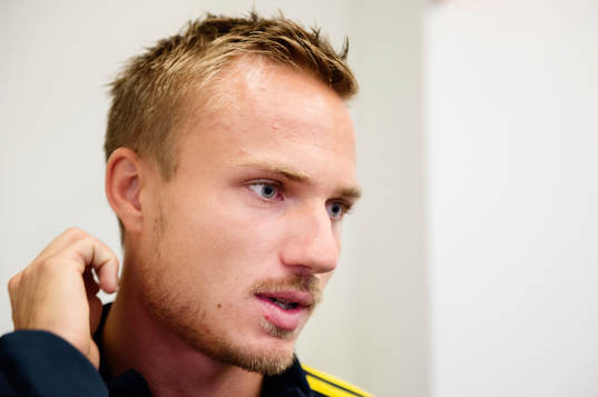 Pierre Bengtsson pratar med media