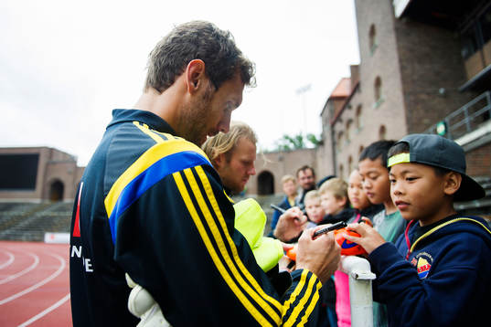 Andreas Isaksson skriver autografer