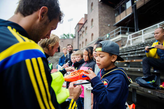 Andreas Isaksson skriver autografer