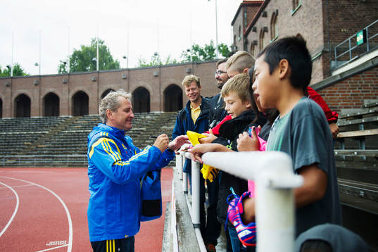Förbundskapten Erik Hamrén skriver autografer
