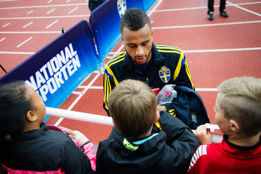 Isaac Kiese Thelin skriver autografer