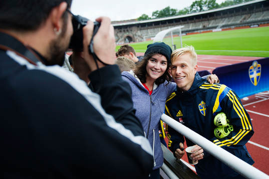 Oscar Wendt fotograferas med supportrar