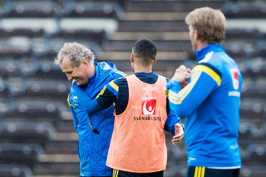Förbundskapten Erik Hamrén kramar om Martin Olsson