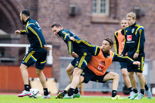 Kim Källström och Albin Ekdal i kamp om bollen