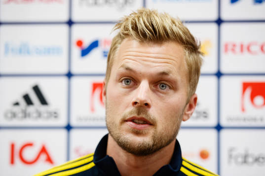 Sebastian Larsson pratar med media innan träningen med
