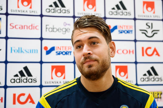 Kristoffer Nordfeldt pratar med media innan träningen med