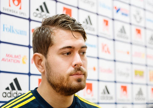 Kristoffer Nordfeldt pratar med media innan träningen med