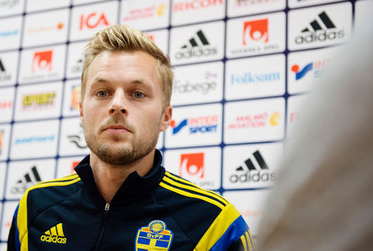 Sebastian Larsson pratar med media innan träningen med