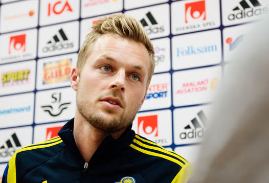 Sebastian Larsson pratar med media innan träningen med