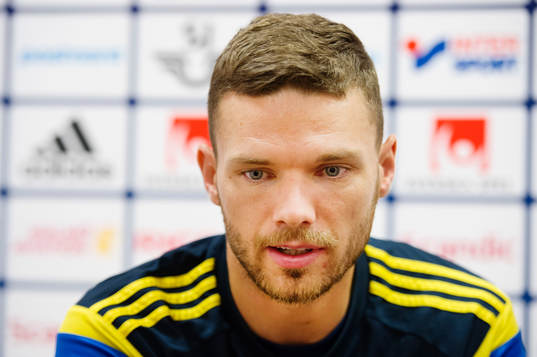 Marcus Berg pratar med media innan träningen med svenska