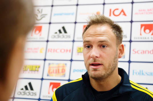 Andreas Granqvist pratar med media innan träningen med