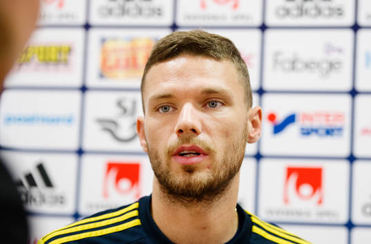 Marcus Berg pratar med media innan träningen med svenska