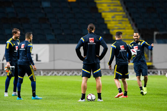 Zlatan Ibrahimovic ser på sina lagkamrater