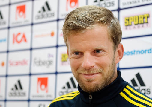 Mikael Antonsson pratar med media innan träningen med