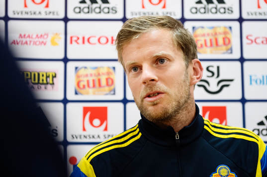 Mikael Antonsson pratar med media innan träningen med