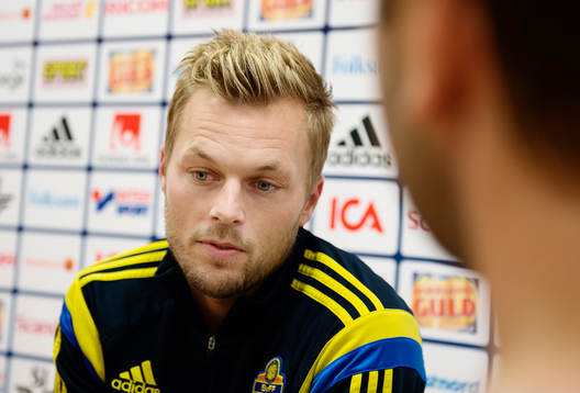 Sebastian Larsson pratar med media innan träningen med