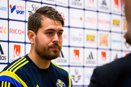 Kristoffer Nordfeldt i mixed zone innan träningen med