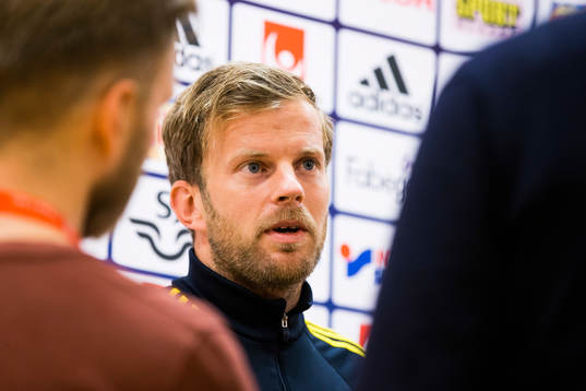 Mikael Antonsson i mixed zone innan träningen med svenska
