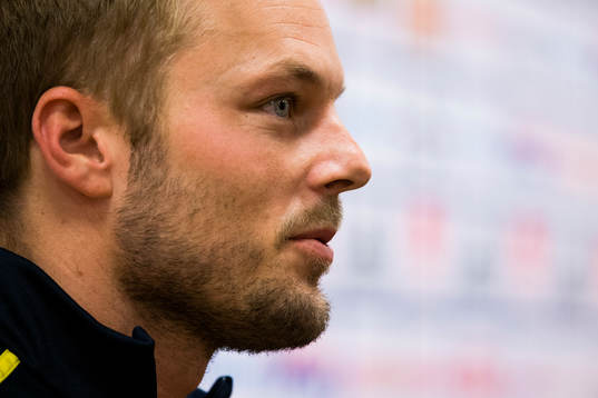 Sebastian Larsson i mixed zone innan träningen med svenska