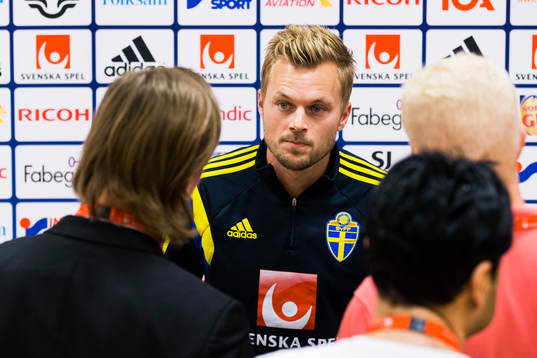 Sebastian Larsson i mixed zone innan träningen med svenska