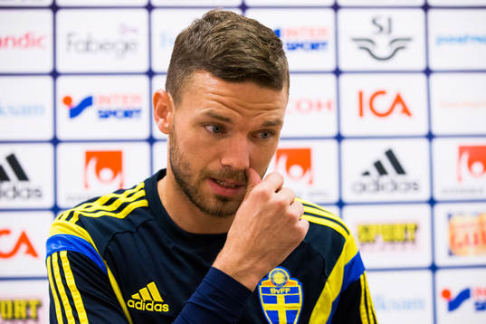 Marcus Berg i mixed zone innan träningen med svenska