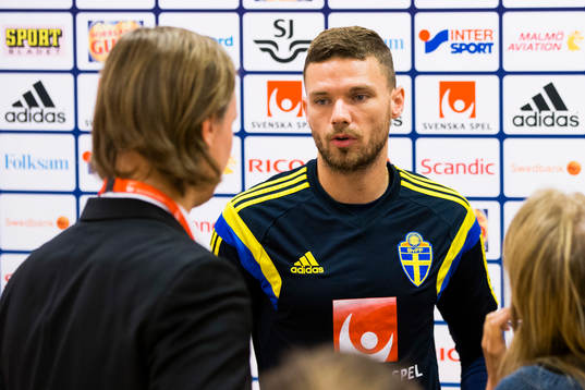 Marcus Berg i mixed zone innan träningen med svenska