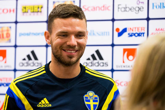 Marcus Berg i mixed zone innan träningen med svenska