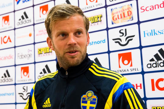 Mikael Antonsson i mixed zone innan träningen med svenska