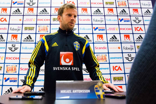 Mikael Antonsson i mixed zone innan träningen med svenska