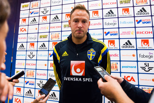 Andreas Granqvist i mixed zone innan träningen med svenska