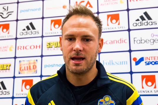 Andreas Granqvist i mixed zone innan träningen med svenska