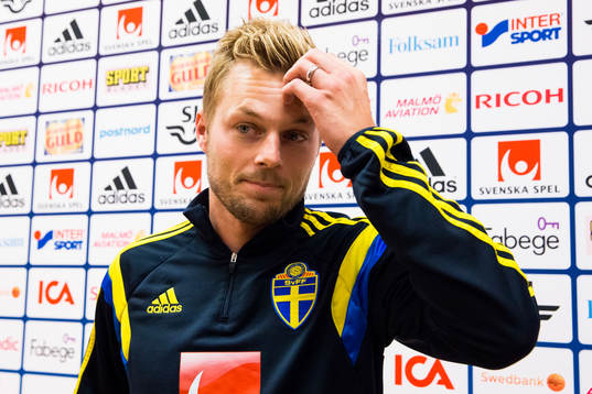 Sebastian Larsson i mixed zone innan träningen med svenska