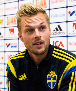 Sebastian Larsson i mixed zone innan träningen med svenska