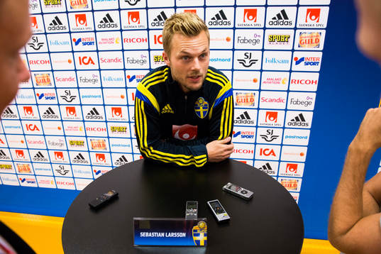 Sebastian Larsson i mixed zone innan träningen med svenska