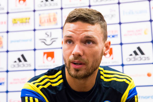 Marcus Berg i mixed zone innan träningen med svenska