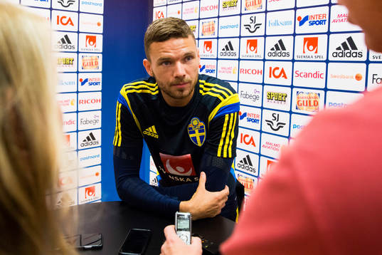 Marcus Berg i mixed zone innan träningen med svenska